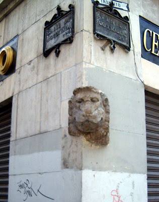 Cabeza de león en calle de Madero